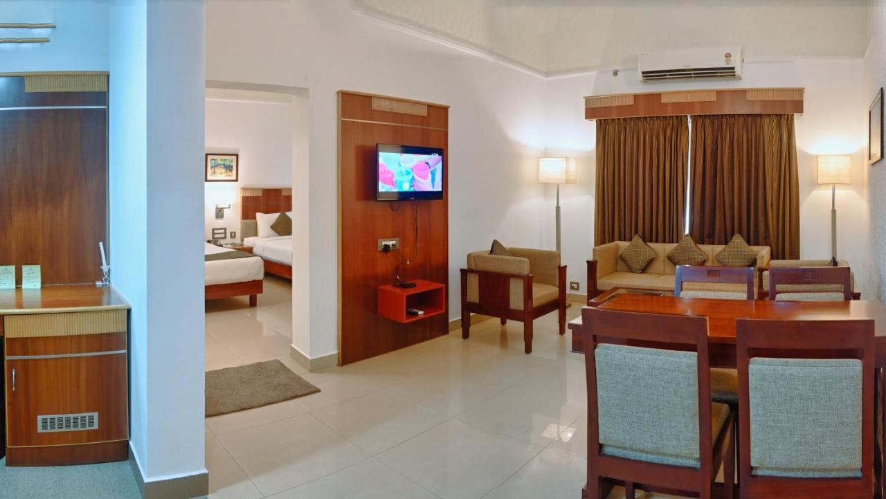 Contour Backwaters Hotel Resort & Convention Centre Rāmankari Extérieur photo