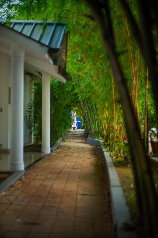 Contour Backwaters Hotel Resort & Convention Centre Rāmankari Extérieur photo