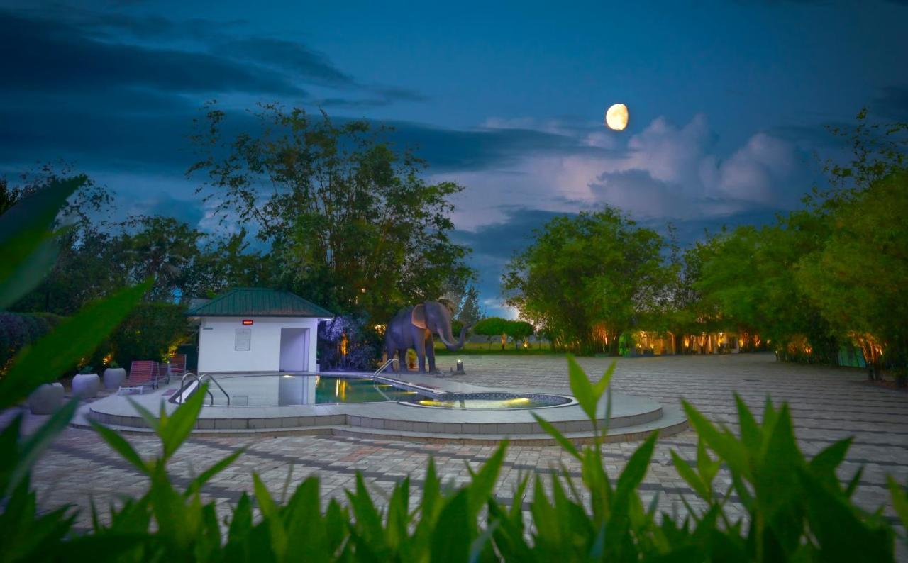 Contour Backwaters Hotel Resort & Convention Centre Rāmankari Extérieur photo